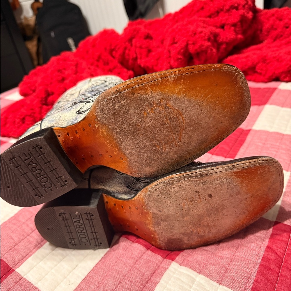 Corral Silver and Black embroidered and studded  Boots - Picture 3 of 3